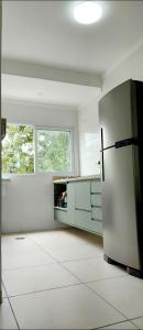 Kuchyň nebo kuchyňský kout v ubytování Apartamento pé na areia no centro de Bertioga