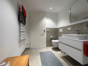 a bathroom with a sink and a toilet at Idyllische Ferienwohnung in der Oberpfalz in Rötz +28 photos