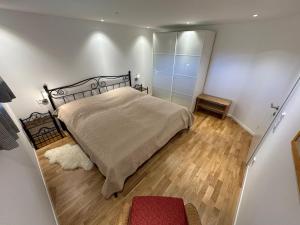 a bedroom with a large bed and a mirror at Idyllische Ferienwohnung in der Oberpfalz in Rötz