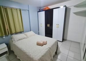 Un dormitorio con una cama con una bolsa. en Apartamento Monte Paradiso en Maceió