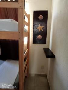 een kamer met een stapelbed en een ladder naar een stapelbed bij Departamento en puente del mar in Acapulco