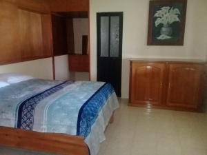 a bedroom with a bed and wooden cabinets at Cabañas del Coronel in Zacatlán