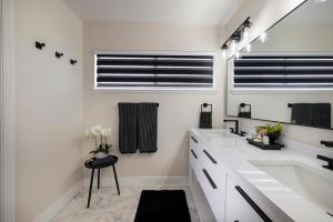 Küche/Küchenzeile in der Unterkunft Single Story minutes from Summerlin with RV Parking & Dog Friendly