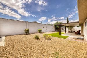 une arrière-cour d'une maison avec une terrasse dans l'établissement Single Story minutes from Summerlin with RV Parking & Dog Friendly, à Las Vegas