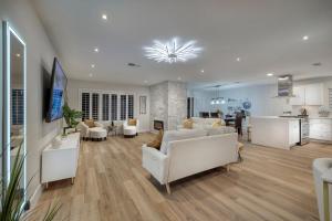 ein Wohnzimmer mit weißen Möbeln und eine Küche in der Unterkunft Single Story minutes from Summerlin with RV Parking & Dog Friendly in Las Vegas