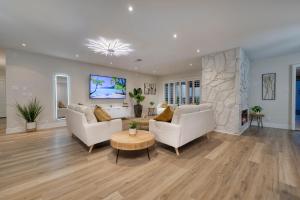 ein Wohnzimmer mit weißen Möbeln und einem Kamin in der Unterkunft Single Story minutes from Summerlin with RV Parking & Dog Friendly in Las Vegas