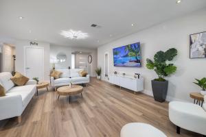 TV/Unterhaltungsangebot in der Unterkunft Single Story minutes from Summerlin with RV Parking & Dog Friendly