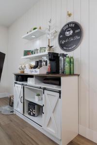 Küche/Küchenzeile in der Unterkunft Single Story minutes from Summerlin with RV Parking & Dog Friendly