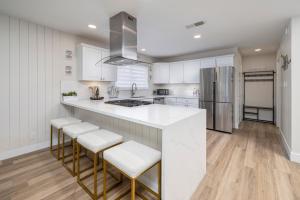 Küche/Küchenzeile in der Unterkunft Single Story minutes from Summerlin with RV Parking & Dog Friendly