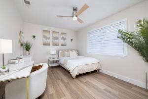 Ein Bett oder Betten in einem Zimmer der Unterkunft Single Story minutes from Summerlin with RV Parking & Dog Friendly