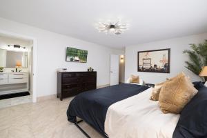 Ein Bett oder Betten in einem Zimmer der Unterkunft Single Story minutes from Summerlin with RV Parking & Dog Friendly