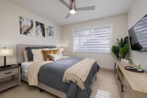 Ein Bett oder Betten in einem Zimmer der Unterkunft Single Story minutes from Summerlin with RV Parking & Dog Friendly