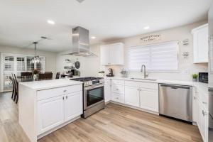 Küche/Küchenzeile in der Unterkunft Single Story minutes from Summerlin with RV Parking & Dog Friendly