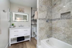 Ein Badezimmer in der Unterkunft Single Story minutes from Summerlin with RV Parking & Dog Friendly