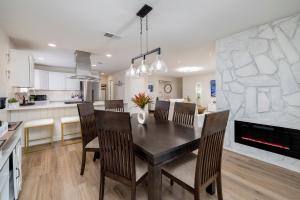 Küche/Küchenzeile in der Unterkunft Single Story minutes from Summerlin with RV Parking & Dog Friendly