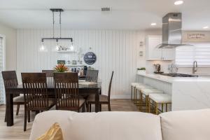 Küche/Küchenzeile in der Unterkunft Single Story minutes from Summerlin with RV Parking & Dog Friendly