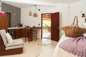 Hotel Casa Takywara في جزيرة هول بوكس: غرفة نوم بسرير ومطبخ مع طاولة