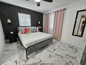Imagem da galeria de Duplex walk To Lake Eola Orlando Sleeps 8 - Monthly Stays em Orlando mais 21 fotografias
