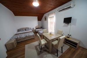Postel nebo postele na pokoji v ubytování Apartments Pavićević