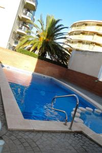 Bazén v ubytovaní Meddays Apartamento la Caleta Ático alebo v jeho blízkosti
