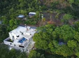 Tamazunchale的住宿－Casa con alberca.，树林中房屋的空中景观