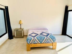 uma cama sentada num quarto ao lado de uma mesa em Casa con alberca. em Tamazunchale