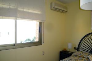 Posteľ alebo postele v izbe v ubytovaní Meddays Apartamento la Caleta Ático