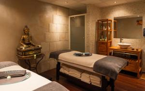 a hospital room with two beds and a sink at Lagrange Vacances Domaine de Fayence in Fayence