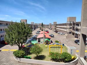 una vista aérea de un parque infantil en un aparcamiento en Apartamento à Beira-Mar e Centro Tramandaí Frente calçadão, en Tramandaí