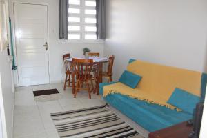sala de estar con sofá y mesa en Apartamento à Beira-Mar e Centro Tramandaí Frente calçadão, en Tramandaí