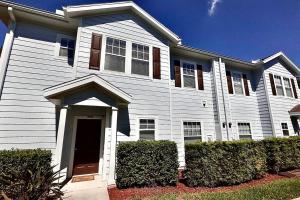 une maison blanche avec des buissons devant elle dans l'établissement ABC Vacation Homes, à Kissimmee