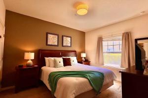 Un dormitorio con una cama grande y una ventana en ABC Vacation Homes, en Kissimmee