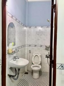 une salle de bains avec toilettes et lavabo dans l'établissement Nhà Nghỉ Hải Đăng, à Quy Nhơn