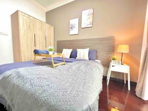 Un dormitorio con una cama grande y una mesa. en RnF Princess Cove romantic unit by CK Group, en Johor Bahru