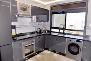 a kitchen with a washer and dryer in it at CASA Hamburg 1 in Nador