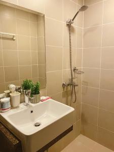 a bathroom with a sink and a shower at Huge 1Bedroom Condotel w Balcony near Smart Araneta Coliseum in Manila