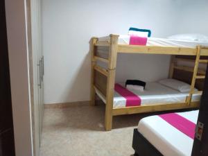 um quarto com 2 beliches num quarto em Alquiler por días en Armenia Casahotel Villahermosa em Armênia