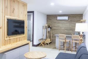 TV a/nebo společenská místnost v ubytování Paradise Bay Hotel Boutique