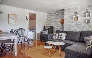 salon z kanapą, stołem i krzesłami w obiekcie Beautiful Home In Frjestaden With Wifi w mieście Färjestaden