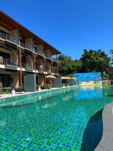 ein Pool vor einem Hotel in der Unterkunft Kai Bae Beach Resort Koh Chang in Ko Chang