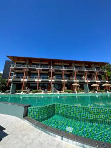 ein Pool vor einem Hotel in der Unterkunft Kai Bae Beach Resort Koh Chang in Ko Chang