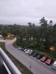 uma fila de carros estacionados num parque de estacionamento em Stockholm Guest apartment 