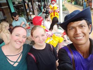 een groep van drie personen die poseren voor een foto bij Sea View Bungalow in Phi Phi Don