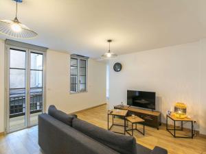 sala de estar con sofá y TV en Appartement Cauterets, 3 pièces, 8 personnes - FR-1-401-266, en Cauterets