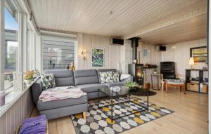 ein Wohnzimmer mit einem Sofa und einem Tisch in der Unterkunft Lovely Home In Bjert With Kitchen in Binderup Strand