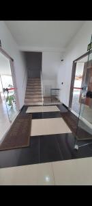 een lege kamer met een trap en een trap bij Cantinho do Boris III in Ubatuba