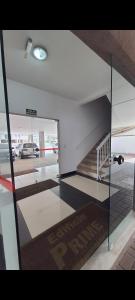 een glazen kamer met een trap en een parkeerplaats bij Cantinho do Boris III in Ubatuba