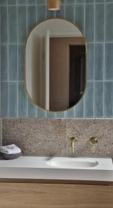 een badkamer met een wastafel en een spiegel bij Lorne Surf Apartments in Lorne