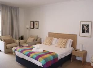 Lorne Surf Apartments客房内的一张或多张床位