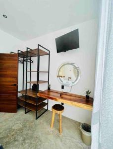 Habitación con escritorio, espejo y estante. en Lush Tulum Rooftop Condo with Ensuite Pool & Wifi, en Tulum